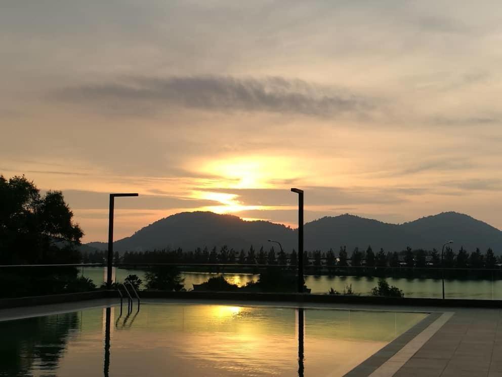 Marina Heights Seaview Resort Apartment II Lumut Esterno foto